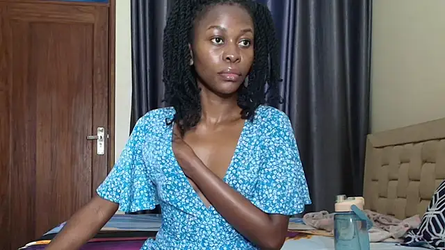 Snapshot of queen_heather chatting on September 13, 2025, 12:32 am queen heather online show from September 13, 2025, 12:32 am