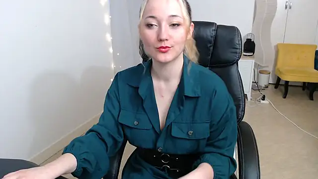 Crystal-dreamt online show from October 13, 2025, 8:16 am