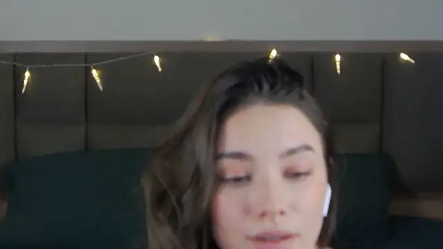 sinthiaroze online show from February 28, 2025, 7:35 pm