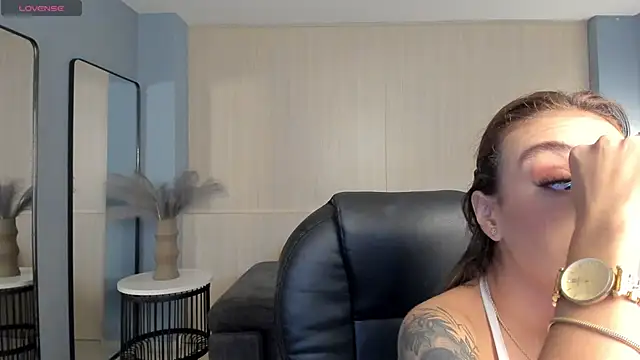 DannaCruz online show from September 28, 2025, 10:55 am