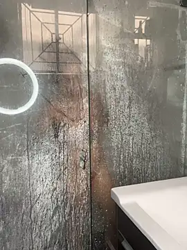 Selena G69 online show from December 19, 2025, 5:37 pm