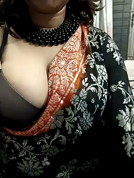 Snapshot of Sexybomb33 chatting on February 27, 2025, 2:32 pm Sexybomb33 online show from February 27, 2025, 2:32 pm