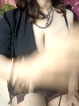 Snapshot of Sexybomb33 chatting on March 6, 2025, 7:43 pm Sexybomb33 online show from March 6, 2025, 7:43 pm