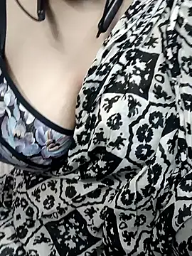 Snapshot of Sexybomb33 chatting on February 24, 2025, 12:48 pm Sexybomb33 online show from February 24, 2025, 12:48 pm