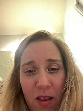 SkyelarSommer online show from March 3, 2025, 7:57 am