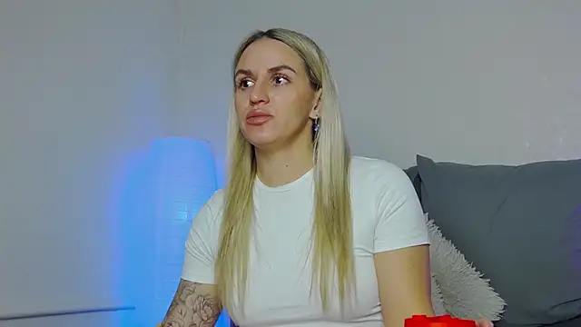 SofiJames online show from October 19, 2025, 7:00 am