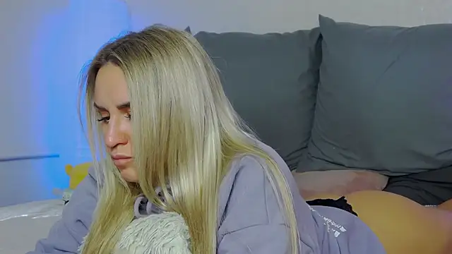 SofiJames online show from October 5, 2025, 6:37 am