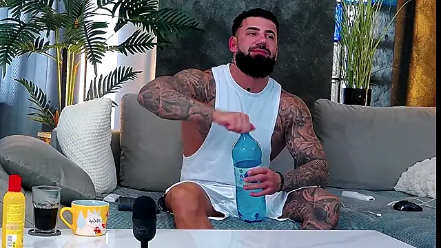 masterkingofmusclee online show from October 9, 2025, 11:33 am