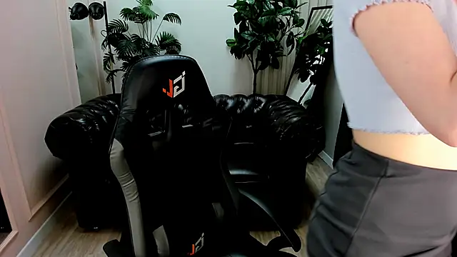 Mira  Blush online show from March 12, 2025, 6:32 pm