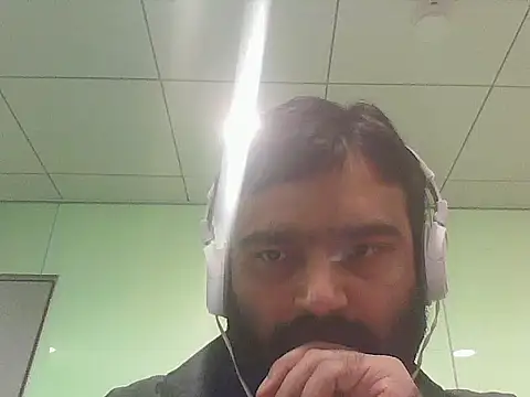 Snapshot of JohnBond009 chatting on May 21, 2026, 10:23 am JohnBond009 online show from May 21, 2026, 10:23 am