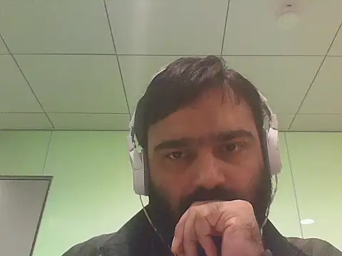 Snapshot of JohnBond009 chatting on May 20, 2026, 10:01 am JohnBond009 online show from May 20, 2026, 10:01 am