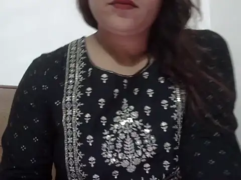 shekira99 online show from October 5, 2025, 7:37 pm