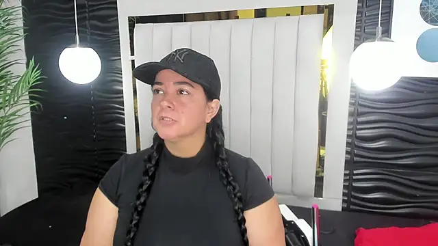 Snapshot of lucia_vonne_ chatting on February 19, 2025, 12:00 pm lucia vonne online show from February 19, 2025, 12:00 pm