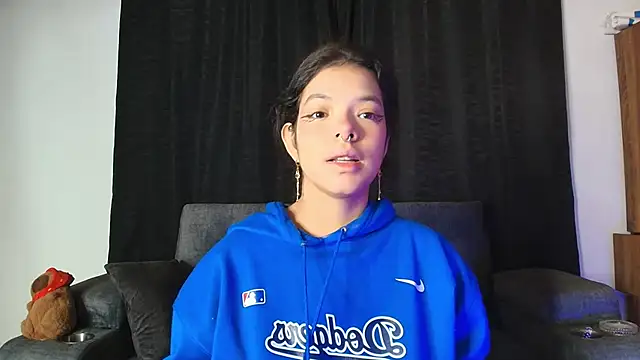 yungelitamor  online show from September 23, 2025, 5:03 am