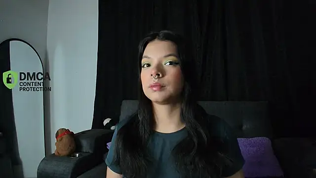 yungelitamor  online show from April 14, 2026, 5:23 am