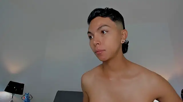 xhenisa  online show from February 2, 2026, 5:23 pm