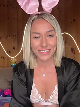 petrouchkaaa  online show from April 6, 2026, 7:26 pm