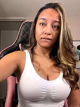 DianaHopson online show from October 19, 2025, 1:19 am