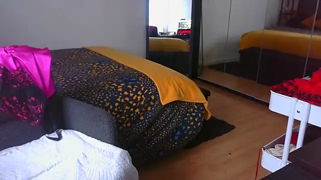 sarametisse26 online show from February 12, 2026, 8:03 am