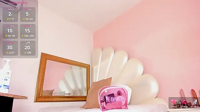 Snapshot of Letizia_West_ chatting on February 20, 2025, 4:28 am Letizia West online show from February 20, 2025, 4:28 am