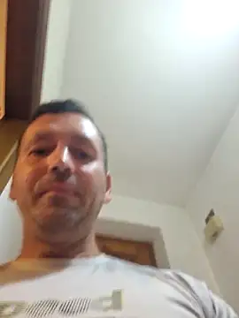 Snapshot of florin421 chatting on April 28, 2026, 9:24 am florin421 online show from April 28, 2026, 9:24 am