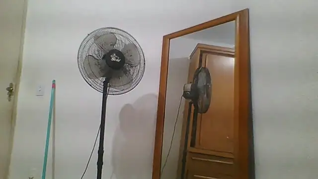Snapshot of Estrela55 chatting on May 15, 2026, 2:59 pm Estrela55 online show from May 15, 2026, 2:59 pm