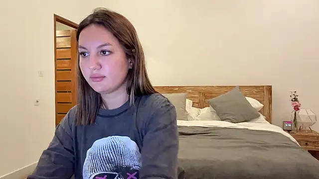 Nelly Fischer online show from September 30, 2025, 2:12 pm