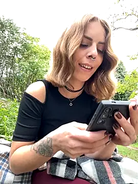 Mia Railey online show from October 22, 2025, 2:05 pm