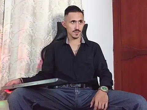 HomeAloneK online show from April 16, 2026, 7:47 pm