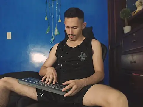 HomeAloneK online show from November 2, 2025, 7:52 pm