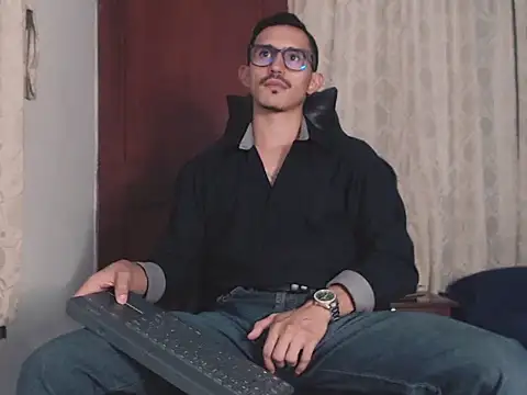 HomeAloneK online show from October 12, 2025, 8:10 pm