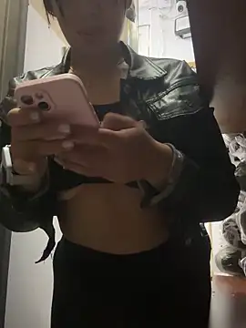 Snapshot of kim_monti chatting on February 5, 2025, 4:16 am kim monti online show from February 5, 2025, 4:16 am