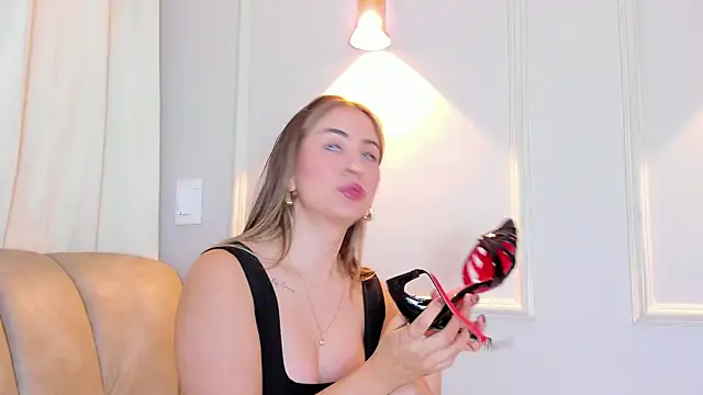 Lia walton online show from December 16, 2025, 12:20 pm