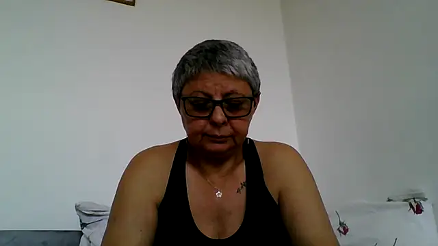 Snapshot of roseblak42 chatting on May 25, 2026, 8:35 am roseblak42 online show from May 25, 2026, 8:35 am