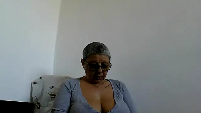 Snapshot of roseblak42 chatting on April 26, 2026, 2:03 pm roseblak42 online show from April 26, 2026, 2:03 pm