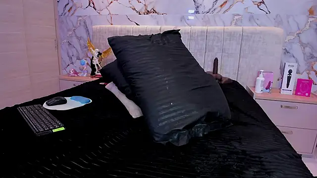 Snapshot of kiana_cream chatting on November 8, 2025, 11:30 pm kiana cream online show from November 8, 2025, 11:30 pm