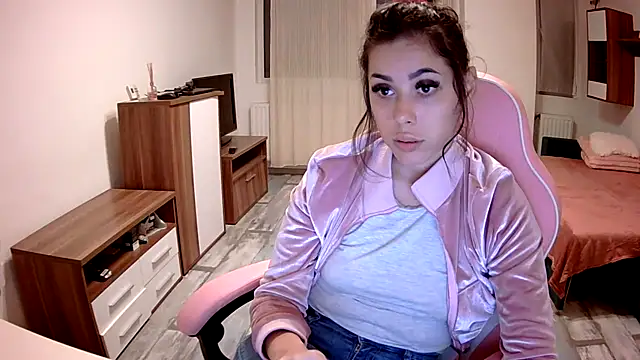 LovelyJulliette online show from October 4, 2025, 7:04 pm