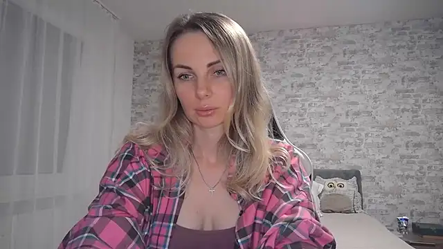 AlissonBia online show from October 9, 2025, 8:31 pm