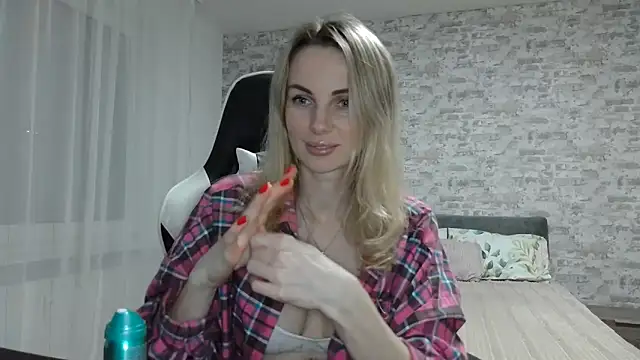 AlissonBia online show from April 14, 2026, 9:09 pm