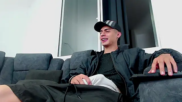 Stiven CL online show from October 5, 2025, 10:44 pm