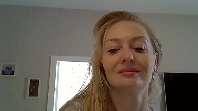 Snapshot of ZarinaSwift chatting on June 17, 2026, 9:52 am ZarinaSwift online show from June 17, 2026, 9:52 am