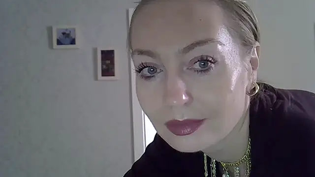 ZarinaSwift online show from September 22, 2025, 4:29 am