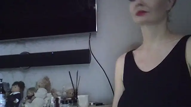 ZarinaSwift online show from September 15, 2025, 4:24 am