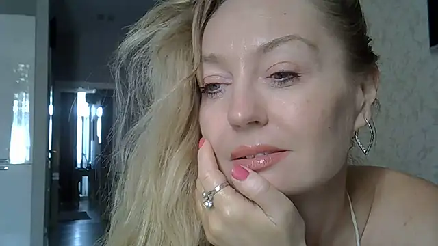 Snapshot of ZarinaSwift chatting on June 27, 2026, 10:32 am ZarinaSwift online show from June 27, 2026, 10:32 am
