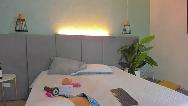 Snapshot of LiaVelez chatting on March 19, 2025, 12:45 pm LiaVelez online show from March 19, 2025, 12:45 pm