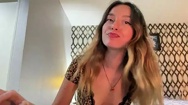 SirenaBelle online show from February 25, 2025, 12:27 pm