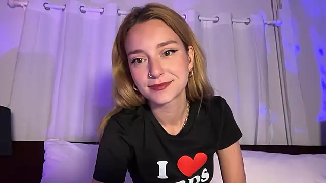 Snapshot of SirenaBelle chatting on May 27, 2026, 9:22 pm SirenaBelle online show from May 27, 2026, 9:22 pm