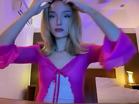 SirenaBelle online show from September 26, 2025, 11:55 pm