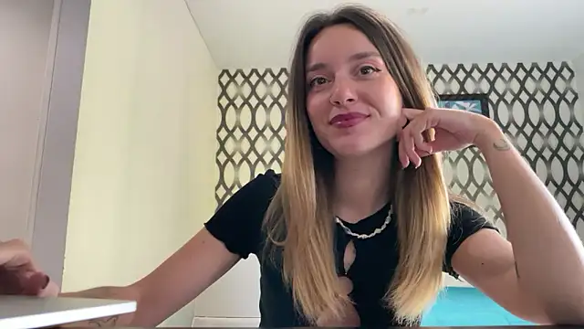 SirenaBelle online show from February 8, 2025, 10:18 am