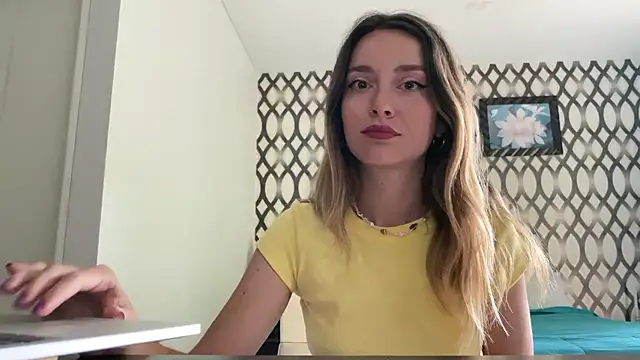 SirenaBelle online show from February 6, 2025, 10:58 am